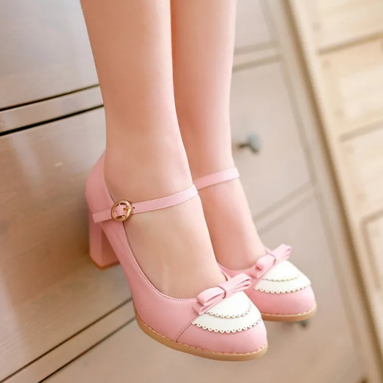 Elegant Lace Pumps