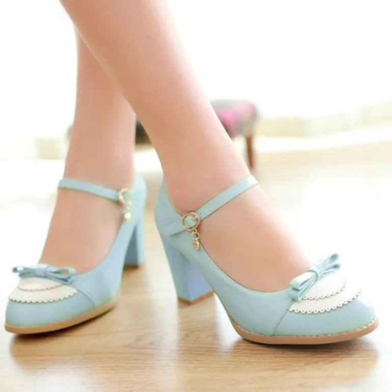 Elegant Lace Pumps