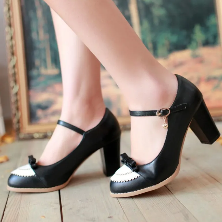 Elegant Lace Pumps